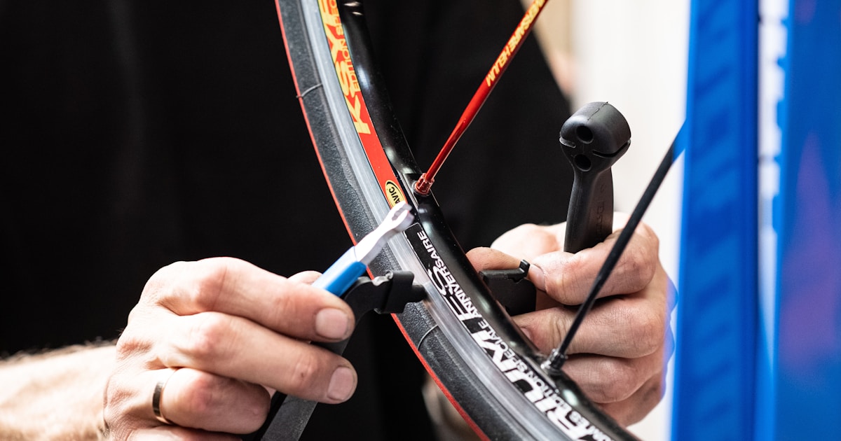 Reparacion pinchazo cámara aire bici con kit parches y bomba portatil
