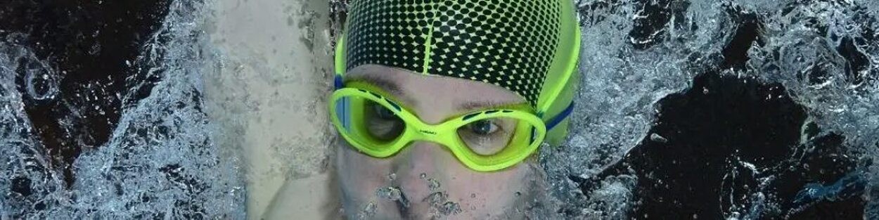 SWIMMING GOGGLES